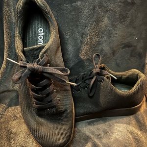ATOMS - Size 10.5 mens/12 Womens - NWOT - all black